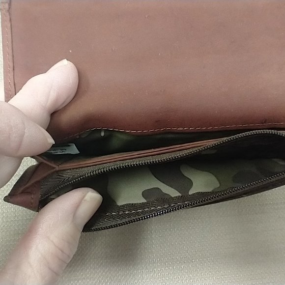 GUANG TONG BROWN LEATHER FOLD-OVER WALLET - Picture 6 of 6